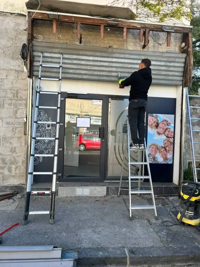 José, artisan menuisier, en pose de fenêtre sur un chantier à Marseille