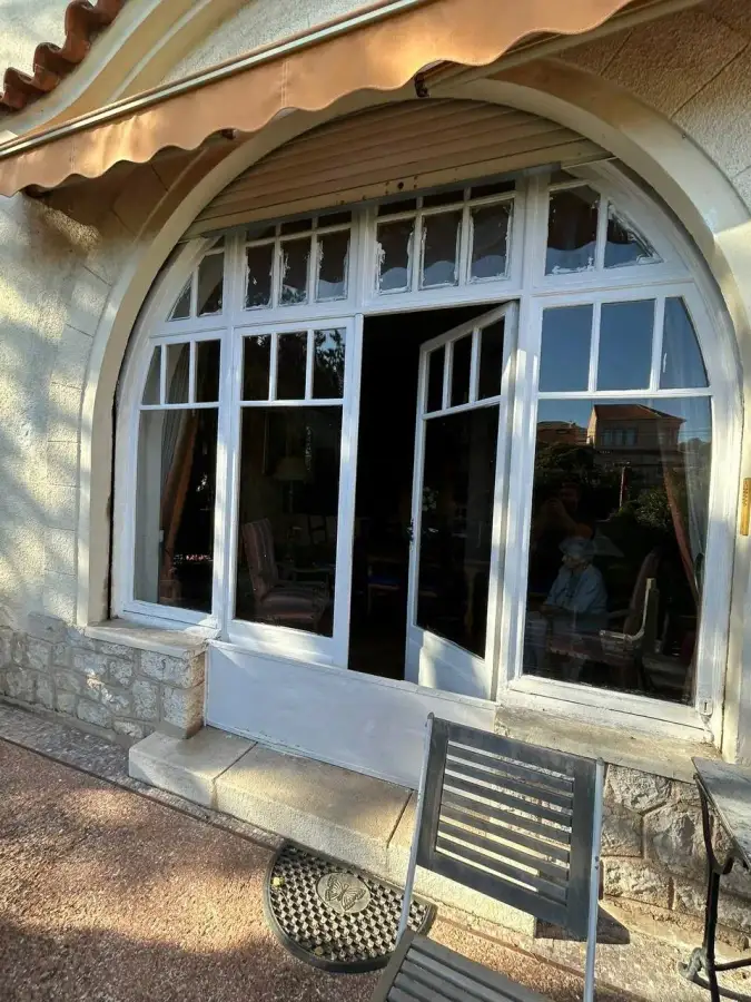 Fenêtres cintrées sur-mesure posées dans une maison à Marseille