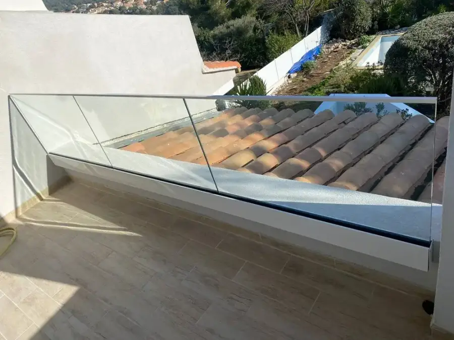 Garde-corps en verre posé sur une terrasse avec vue mer à La Ciotat