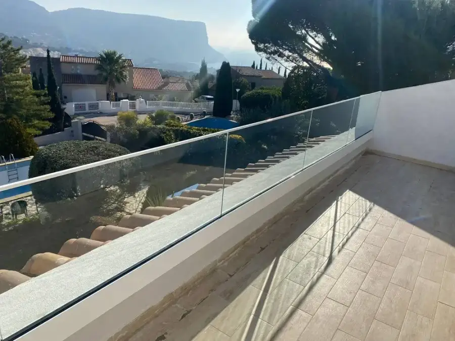 Garde-corps en verre posé à Marseille