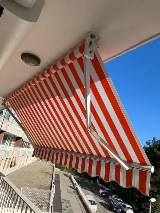 Store banne posé sur une terrasse à Marseille